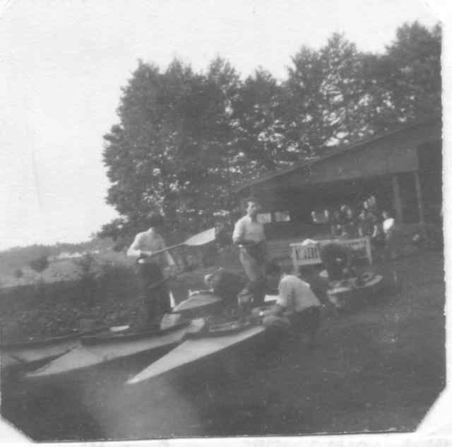 1948 Anpaddeln- Kanusportler vor Bootshaus des ehemaligen Segelclub Schwielochsee