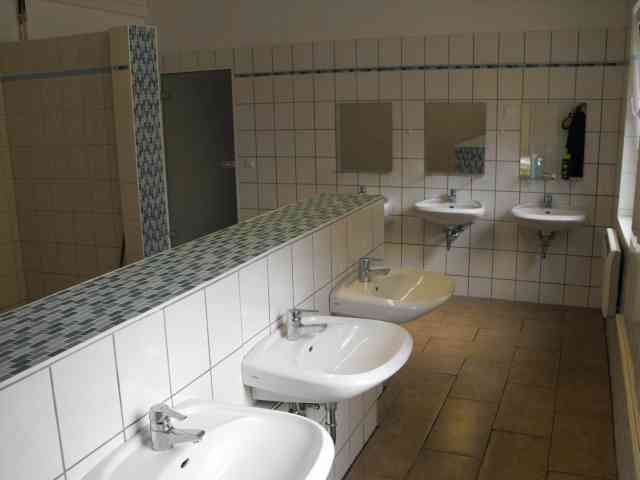 renovierte Wasch- und Duschräume